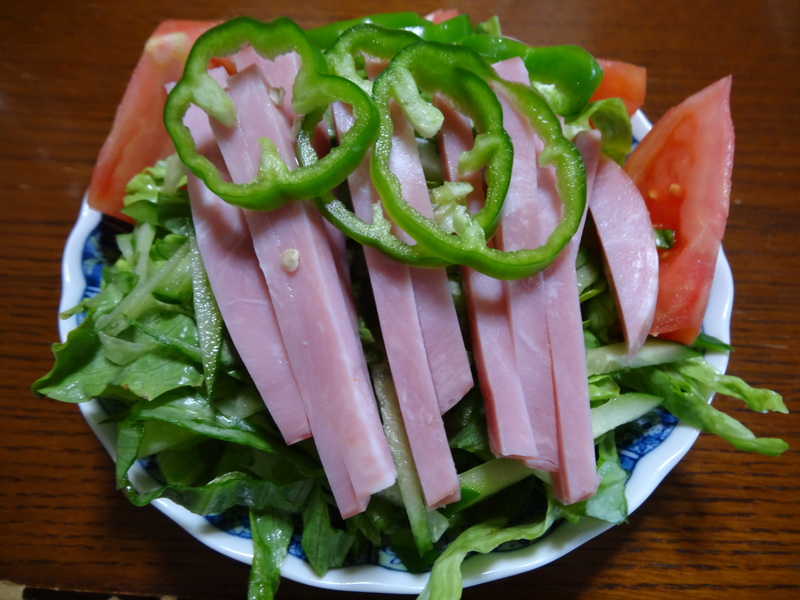 玉子焼き、キムチ納豆、野菜サラダ、のっぺい汁、カレーライスです。_c0225997_17221381.jpg