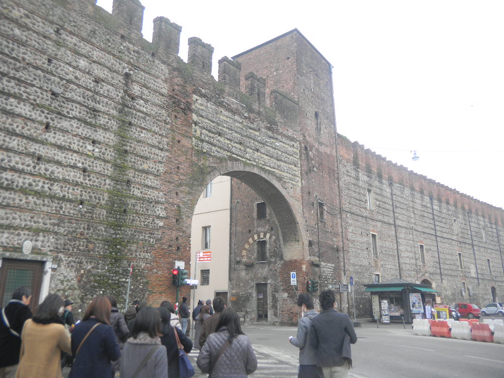 イタリア紀行 1. 霧のミラノからベローナへ_c0195496_2151536.jpg