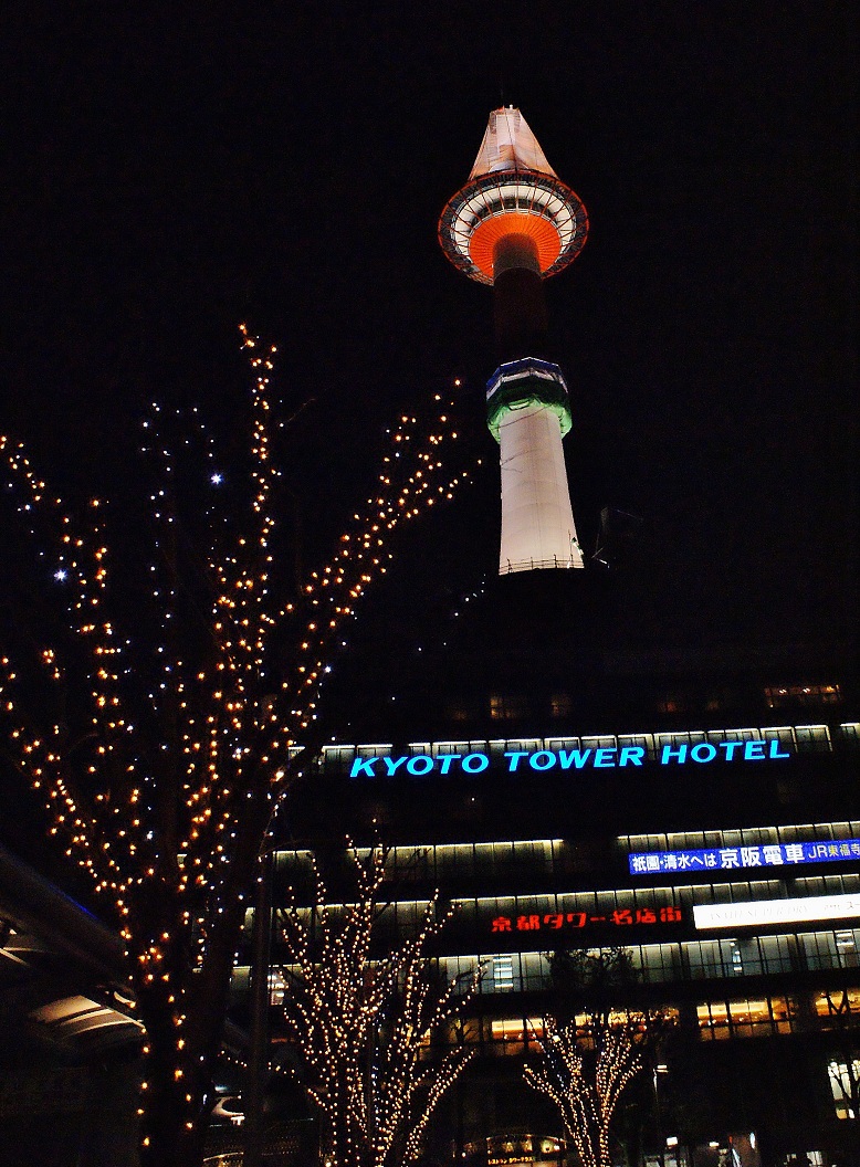 京の夜空に巨大なロウソク 京都タワー たんぶーらんの戯言 京の夜空に巨大なロウソク 京都タワー たんぶーらんの戯言