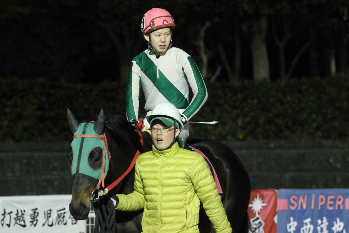 倉兼育康騎手、地方通算勝利1500勝達成!!_a0077663_856626.jpg