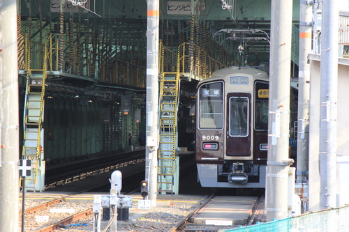 阪急9009F 車庫内にて_d0202264_1135939.jpg
