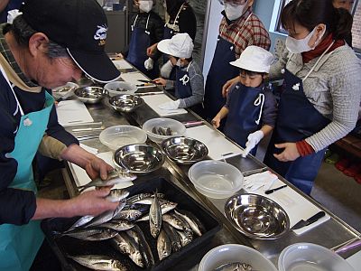 地元の鮮魚「アジ」を使ったひものづくり体験（長崎市）_e0198197_14212330.jpg