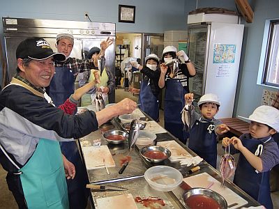 地元の鮮魚「アジ」を使ったひものづくり体験（長崎市）_e0198197_1446097.jpg