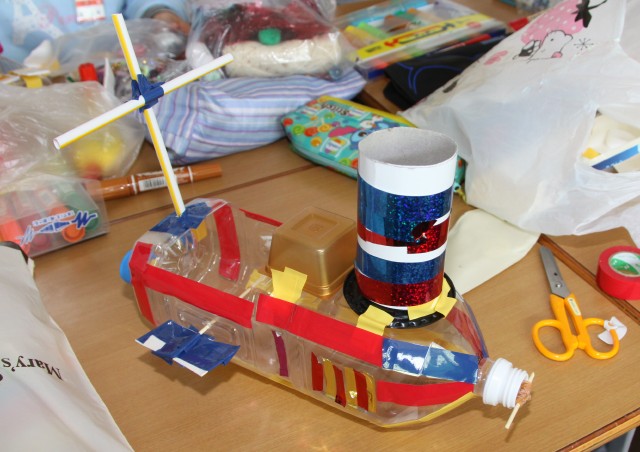 小学校の図工で作った船のおもちゃ