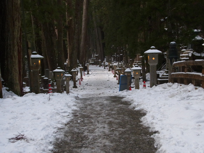 冬の高野山奥之院参道を歩く_d0116009_1322532.jpg