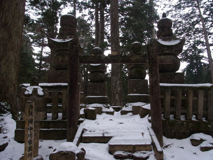 冬の高野山奥之院参道を歩く_d0116009_1371686.jpg