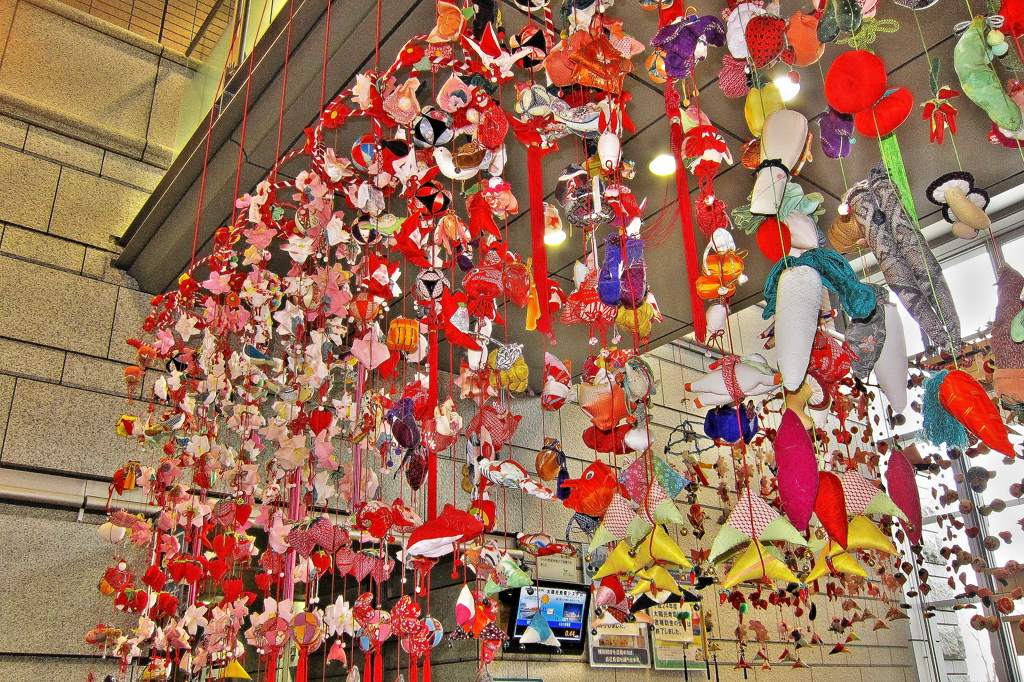 待ちに待った瞬間(アリスイがネコヤナギに)幻想的な色の月没/つるし雛/居待ち月_b0024798_21132671.jpg