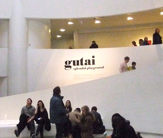 NYのグッゲンハイム美術館で日本の前衛アーティスト集団「具体美術協会」(GUTAI)の特別展_b0007805_1105372.jpg