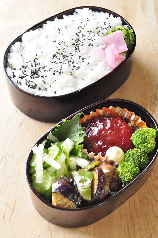 ゴロゴロハンバーグ弁当_b0171098_8441544.jpg