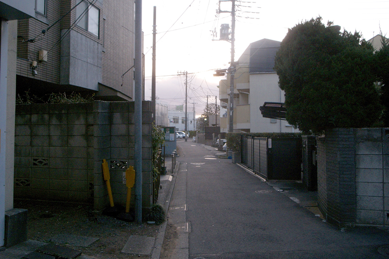 川端のすぐ裏の路地風景_d0082324_2342014.jpg