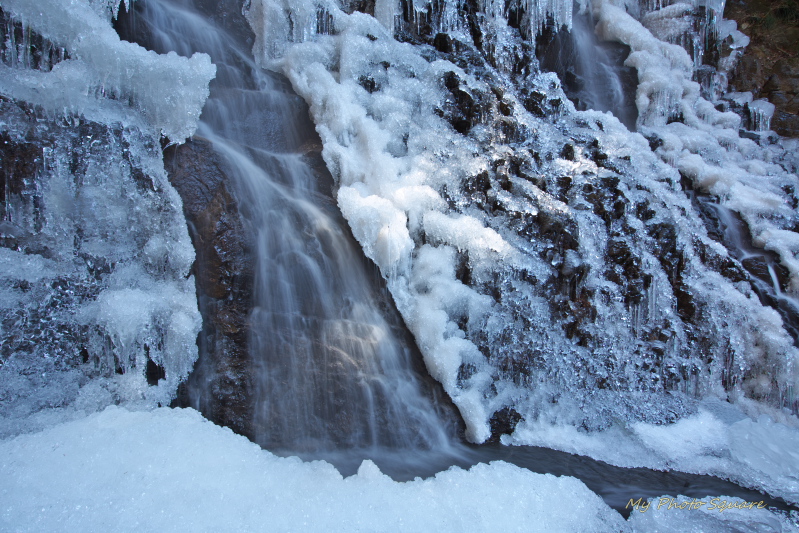 氷結した滝_c0167028_226357.jpg