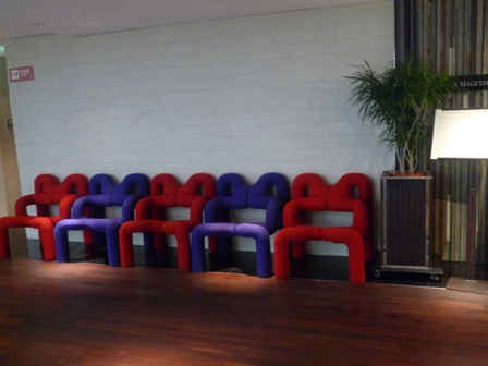 見た目からは想像できない快適な座り心地の椅子 メイフェの幸せ 美味しいいっぱい In 台湾