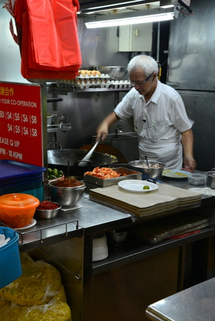 Yi Sheng Fried Hokkien Prawn Mee @ ABC FC : 自家製チリがウマい、ボリュームたっぷりホッケンミー。_e0271868_1084170.jpg