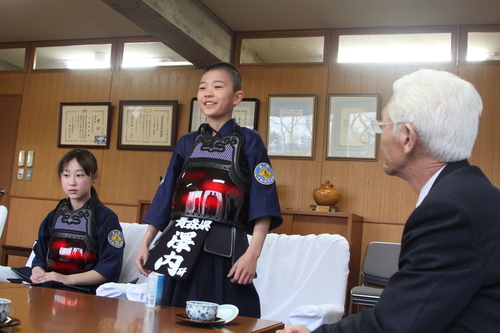 十和田市剣道スポーツ少年団が全国大会出場を市長に報告_f0237658_9495335.jpg