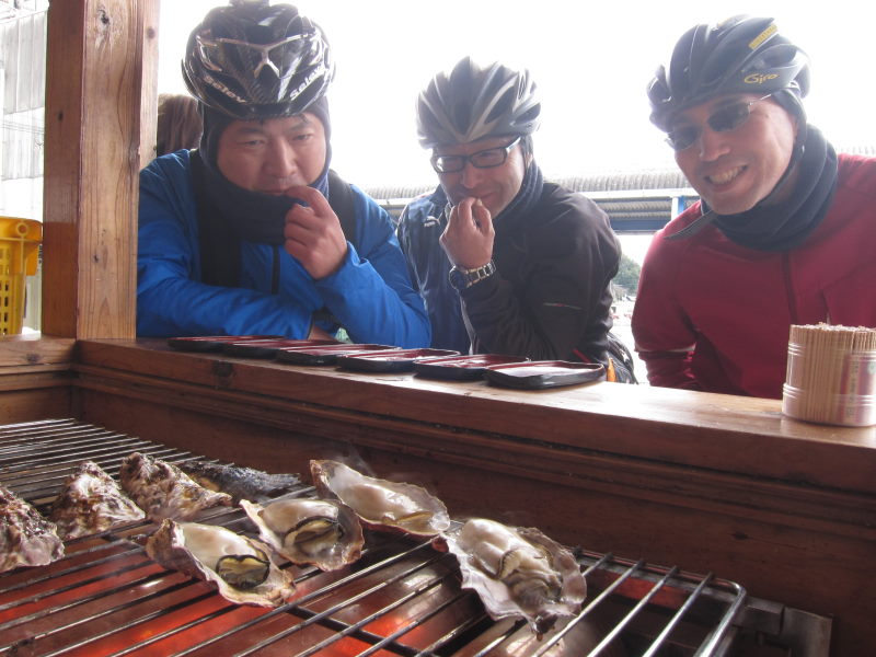 いよいよ牡蠣へ。まずは焼き牡蠣！室津-牡蠣料理ずくしサイクリング⑤_e0138081_9243643.jpg