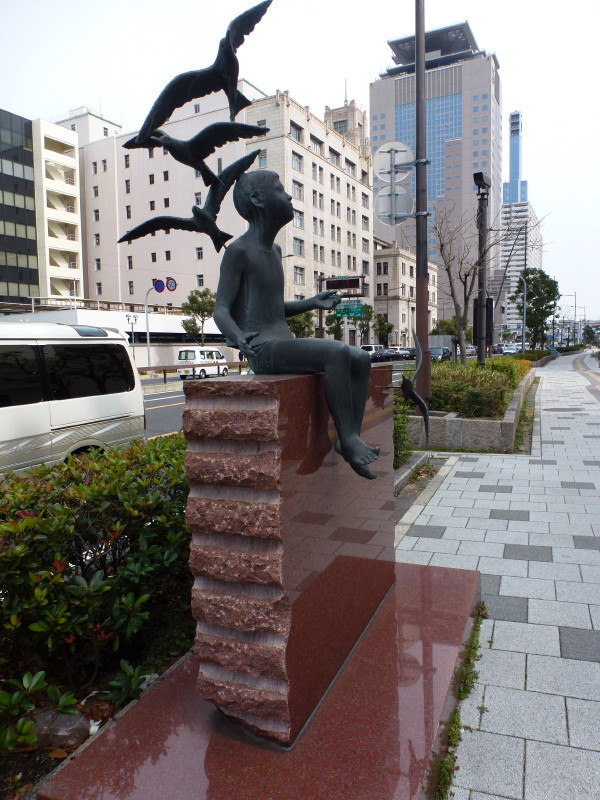 峯田義郎氏の彫刻作品「THE HORIZON'88」 in 神戸旧居留地海岸 峯田義郎氏の彫刻作品「THE HORIZON'88」 in 神戸旧居留地海岸