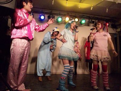 今日のムービングアクトの着ぐるみダンサーズは、怪鳥だょ♪( ´▽｀)_b0088086_23203634.jpg