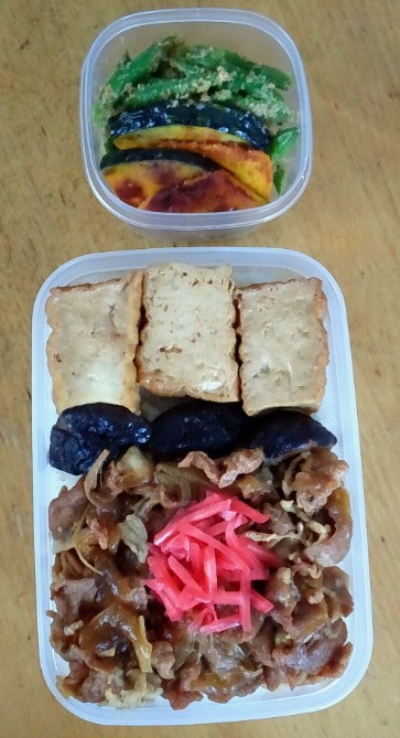 サラ弁。。。豚すき煮弁当_a0211008_1228942.jpg