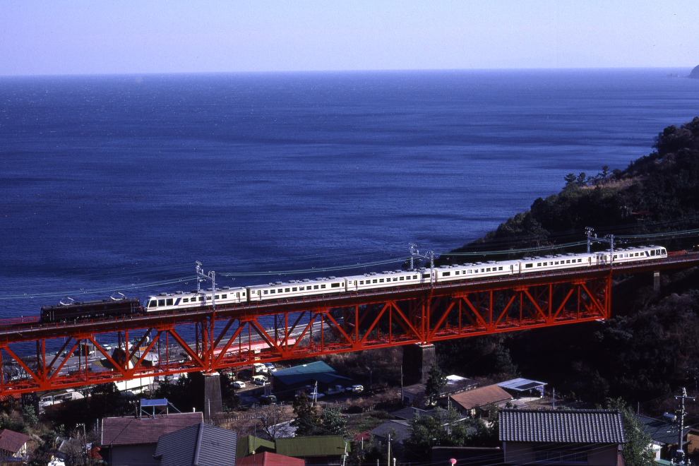 青い海、ぶどう色の機関車、赤い鉄橋、白い客車 - 1988年・東海道本線 - _b0190710_23464843.jpg