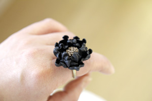革のお花の指輪とコサージュ_e0205196_15401277.jpg
