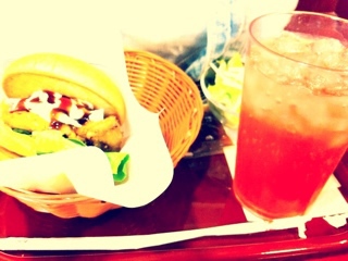 謎の赤い飲み物 のんびりもこもこしたい倶楽部 謎の赤い飲み物 のんびりもこもこしたい倶楽部