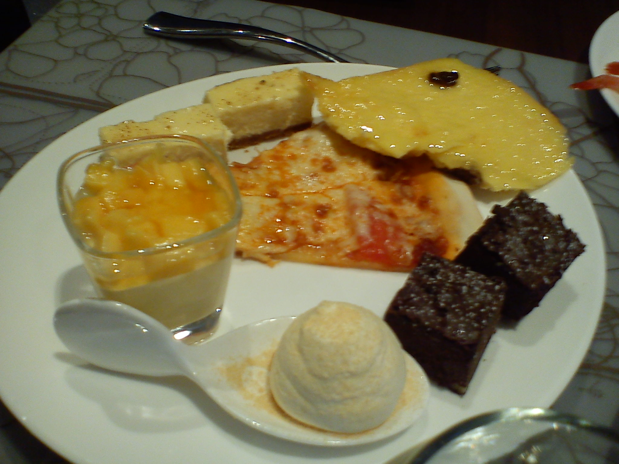 Bunch Buffet in Hotel_e0012800_20284035.jpg