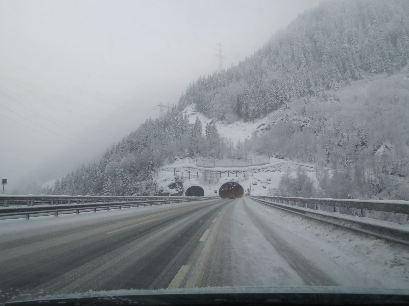 ＳＫＹ１３０３２１　イタリアに抜ける道は、冬季閉鎖でありスキーの滑走の場となっている_d0288367_16541875.jpg