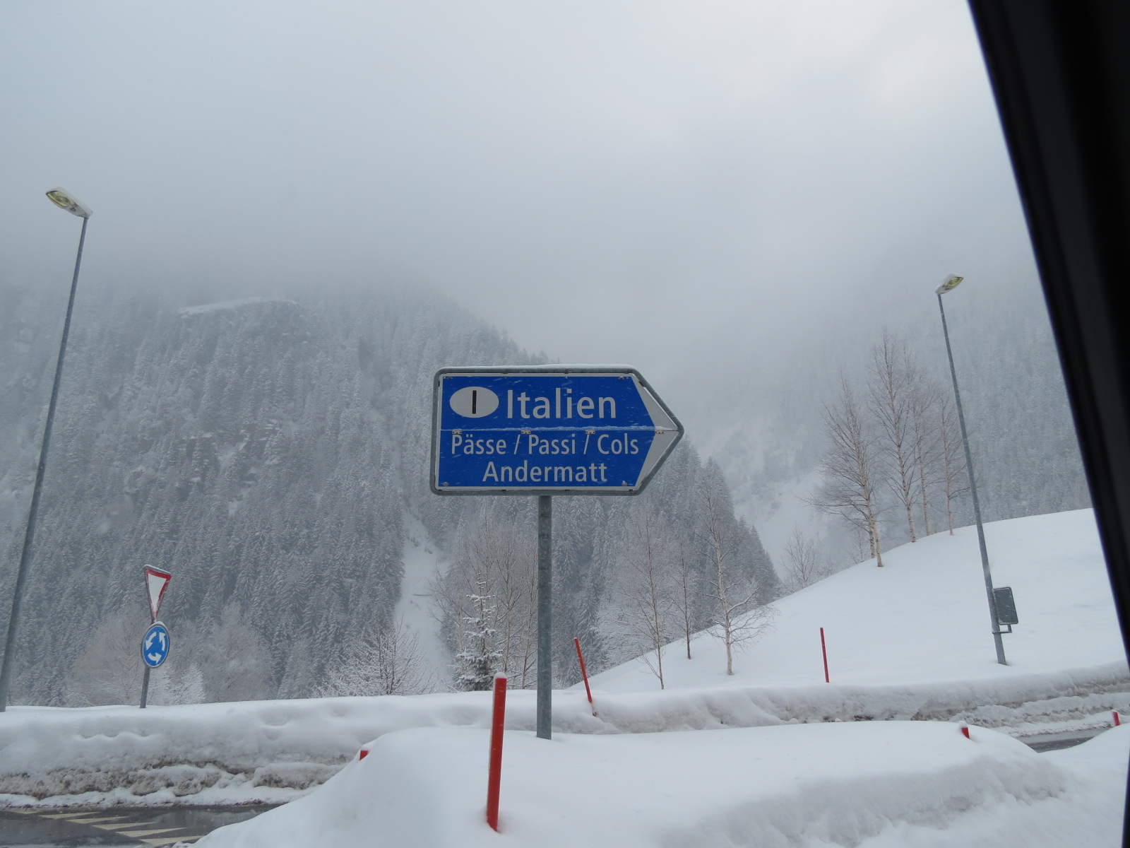 ＳＫＹ１３０３２１　イタリアに抜ける道は、冬季閉鎖でありスキーの滑走の場となっている_d0288367_16565364.jpg
