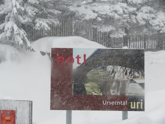 ＳＫＹ１３０３２１　イタリアに抜ける道は、冬季閉鎖でありスキーの滑走の場となっている_d0288367_1711649.jpg