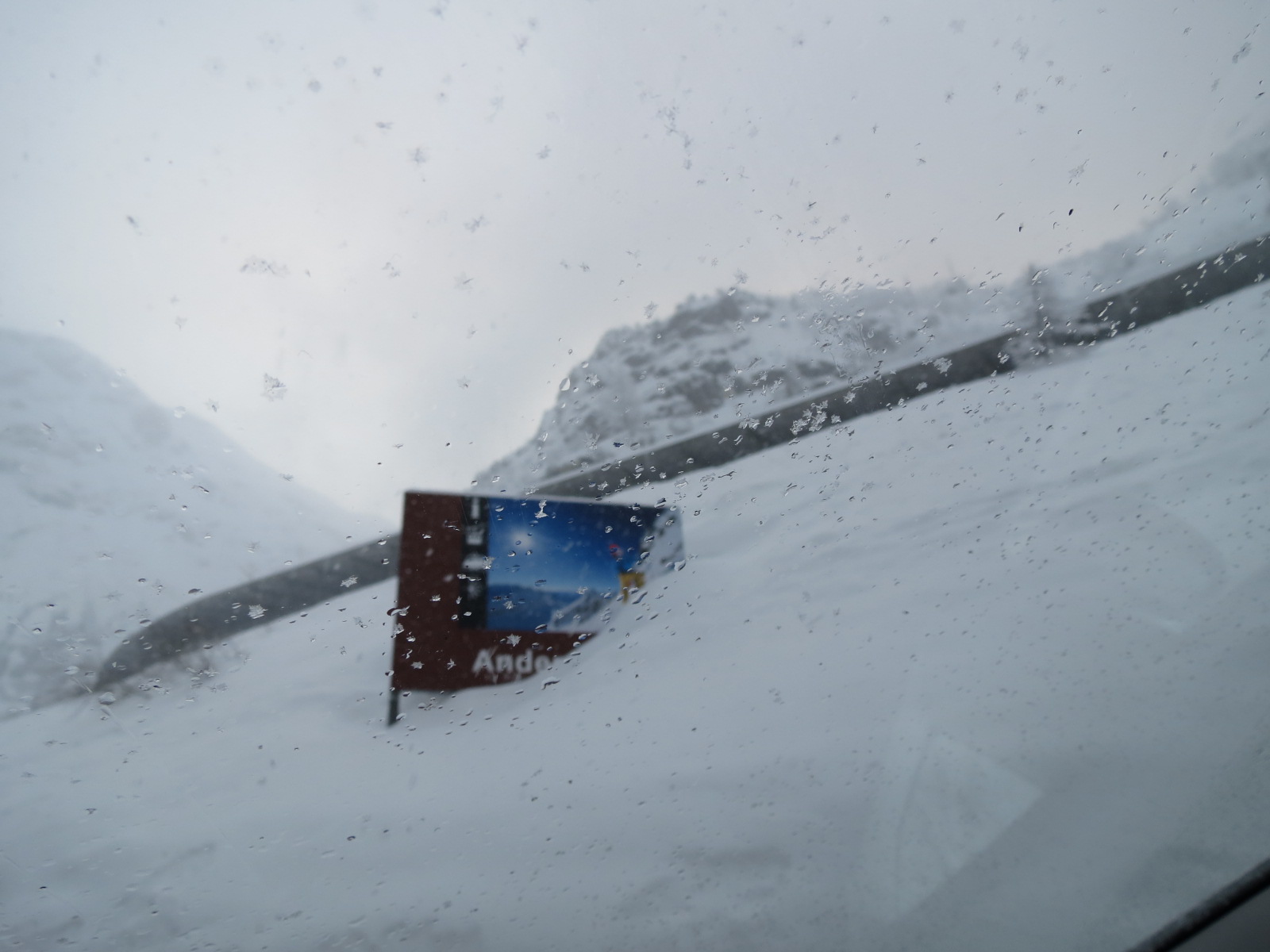 ＳＫＹ１３０３２１　イタリアに抜ける道は、冬季閉鎖でありスキーの滑走の場となっている_d0288367_1714766.jpg