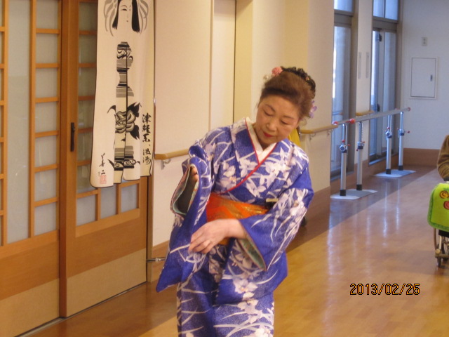 日本舞踊のボランティアが来苑されました。_e0191174_1719182.jpg