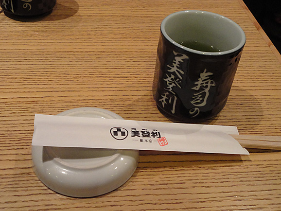 並んで食べました。「美登利寿司」!_e0230011_1801375.jpg
