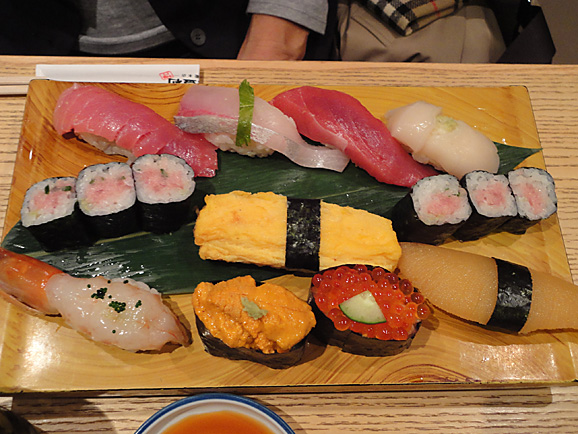 並んで食べました。「美登利寿司」!_e0230011_1804369.jpg