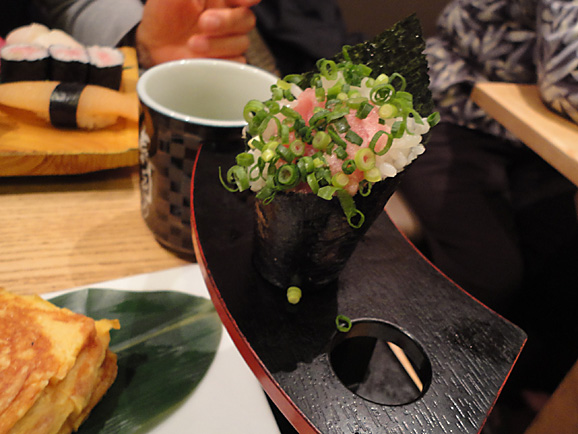 並んで食べました。「美登利寿司」!_e0230011_1843515.jpg
