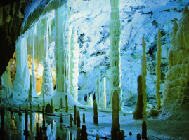 マルケ州の観光名所、Grotte di Frasassi（グロッテ・ディ・フラサッシ）。   _b0277645_9335284.jpg