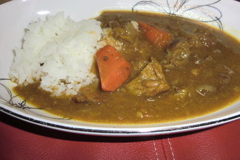 牛すじカレーとサラダ_c0236632_7393824.jpg