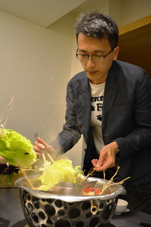 食在有趣　台湾、美食めぐり①　台北編　寬巷子QUANの花芸火鍋_b0053082_8241155.jpg