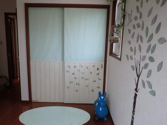 うちの子供部屋now ２ 窓辺と引き戸の壁紙編 とことんチープに オサレ生活