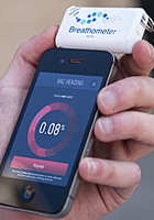 今度はスマホがアルコール分計測器に?! Indiegogoでファンディング中のBreathometer_b0007805_9474472.jpg