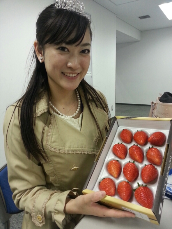 スカイベリー頂きました三( ゜∀゜)_b0259538_1533291.jpg