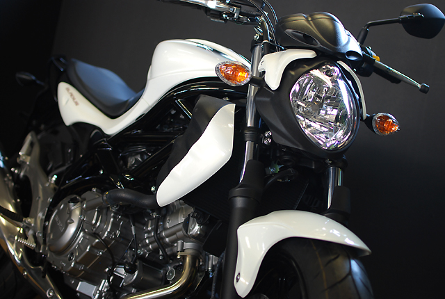 SUZUKI GLADIUS(グラディウス)400ABS White×Black 入荷 SUZUKI GLADIUS(グラディウス)400ABS White×Black 入荷