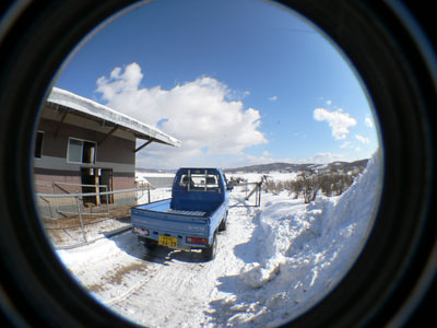 吹き溜まりの除雪と薪割りと牛のお世話。_b0156608_21113365.jpg