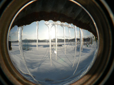 吹き溜まりの除雪と薪割りと牛のお世話。_b0156608_2113289.jpg