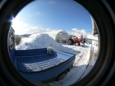 吹き溜まりの除雪と薪割りと牛のお世話。_b0156608_2165286.jpg