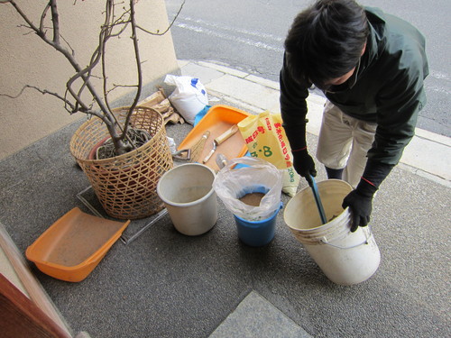 京都要庵歳時記　『春の庭の手入れ・・・久保造園さん肥料撒き』　1_d0033734_19261248.jpg