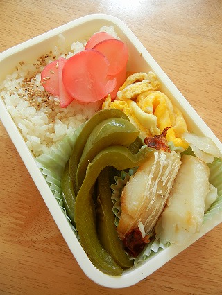 お弁当：焼き鱈とピーマン煮浸し入り。_a0124077_4203596.jpg