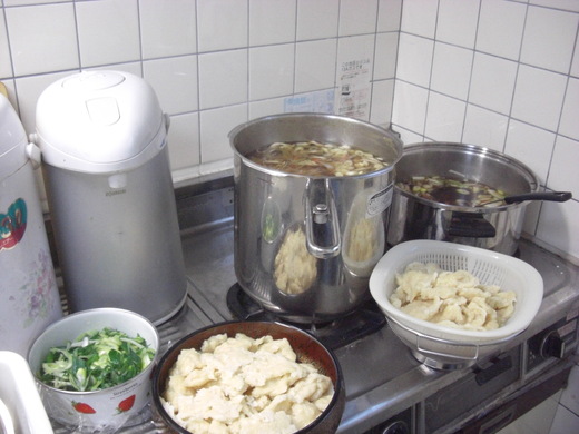 ひっつみ汁と豚汁の差し入れです_a0123133_14361615.jpg