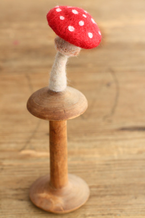 羊毛フェルトの赤いキノコ ビーズ フェルト刺繍pienisieniの旧ブログ