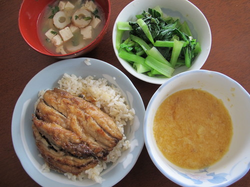 お昼は、鰯蒲焼丼_c0075701_1956532.jpg