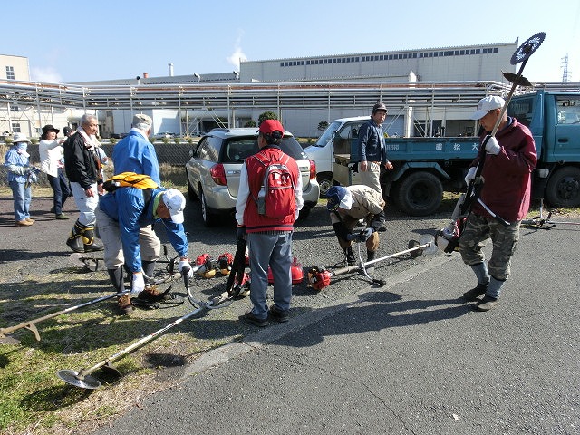 お花見ウォーク(31日)に向けた滝川・田宿川の草刈り清掃_f0141310_7312765.jpg